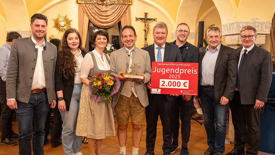 Jugendpreisträger Robert Dollmann mit Jugendpreis und Rednern: (v. l.) stellvertretender Landrat Andreas Aichinger, stellvertretende KJR-Vorsitzende Karolina Zellmeier, Jugendpreisträger Robert Dollmann mit seiner Frau Tanja, Ralph Weiglsberger von der Sparkasse Niederbayern-Mitte, Vorsitzender des Bezirksjugendrings Johannes Schlieter, Laudator Richard Maier, MdL Josef Zellmeier