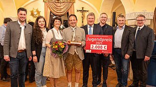 Jugendpreisträger Robert Dollmann mit Jugendpreis und Rednern: (v. l.) stellvertretender Landrat Andreas Aichinger, stellvertretende KJR-Vorsitzende Karolina Zellmeier, Jugendpreisträger Robert Dollmann mit seiner Frau Tanja, Ralph Weiglsberger von der Sparkasse Niederbayern-Mitte, Vorsitzender des Bezirksjugendrings Johannes Schlieter, Laudator Richard Maier, MdL Josef Zellmeier