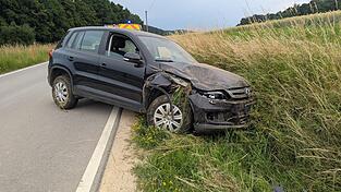 Das Auto kam von der Fahrbahn ab.