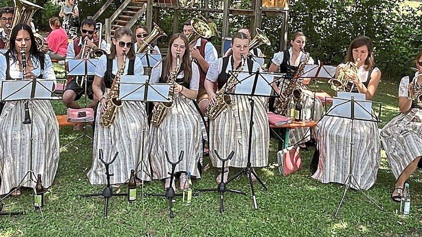 Für die musikalische Unterhaltung sorgten die Hofmarkmusikanten. Für die musikalische Unterhaltung sorgten die Hofmarkmusikanten.
