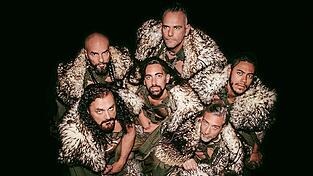 Mittelalterrock passt gut auf die Burg Trausnitz: Dort spielen Corvus Corax, die „Könige der Spielleute“. Mittelalterrock passt gut auf die Burg Trausnitz: Dort spielen Corvus Corax, die „Könige der Spielleute“.