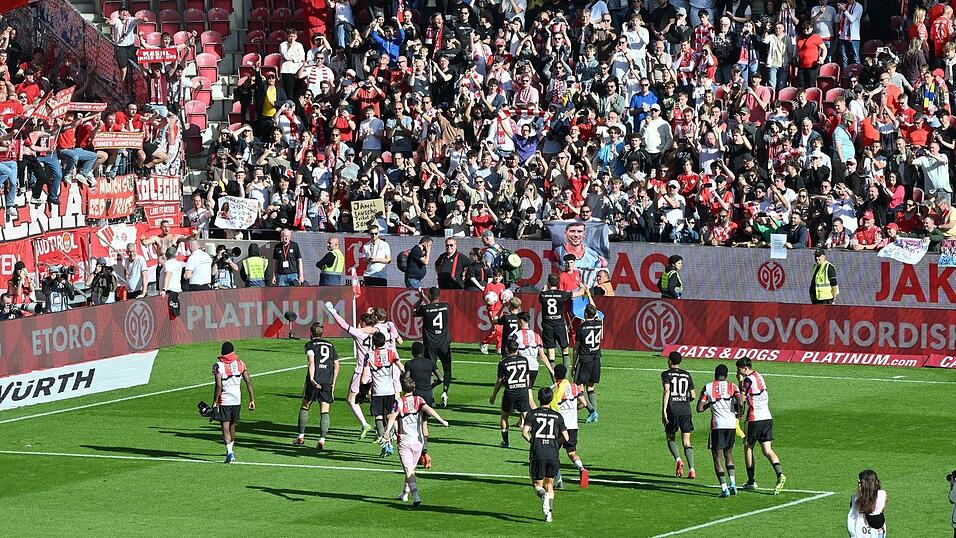 Bejubelten mit den Fans eine spektakul&auml;re Aufholjagd: Die Profis des FC Bayern M&uuml;nchen.