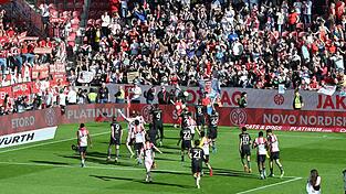 Bejubelten mit den Fans eine spektakul&auml;re Aufholjagd: Die Profis des FC Bayern M&uuml;nchen.