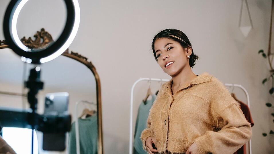 Nach dem Filmen muss dein Projekt in der Postproduktion geschnitten und bearbeitet werden. Nach dem Filmen muss dein Projekt in der Postproduktion geschnitten und bearbeitet werden.