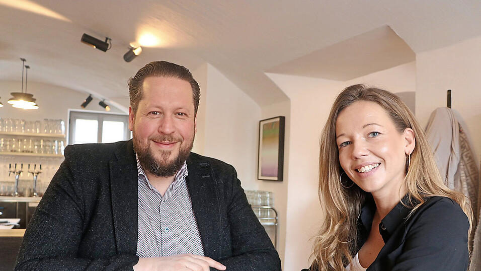 Er ist schon da, sie geht: Robert Zellner und Sabrina Neumayr im 'Rauchensteiner'.