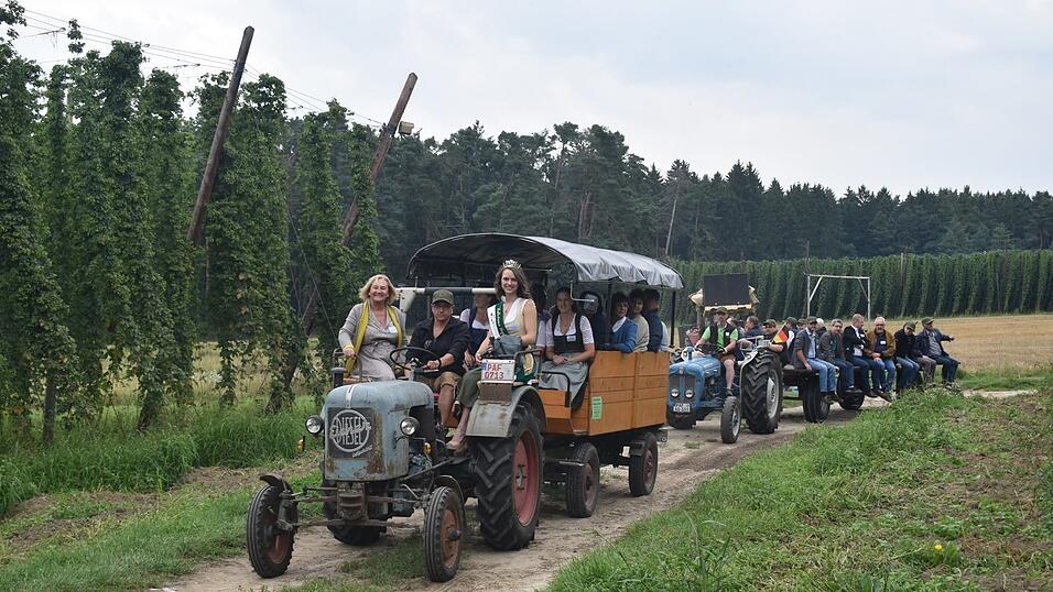 Mit Oldtimer-Bulldogs ging es für die Teilnehmer vorbei an den Hopfengärten.