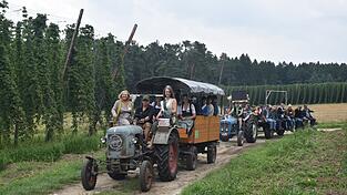 Mit Oldtimer-Bulldogs ging es für die Teilnehmer vorbei an den Hopfengärten.