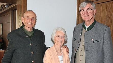 Georg Sergl mit Ehefrau Katharina freute sich über die Geburtstagsglückwünsche von Bürgermeister Michael Hobmaier.