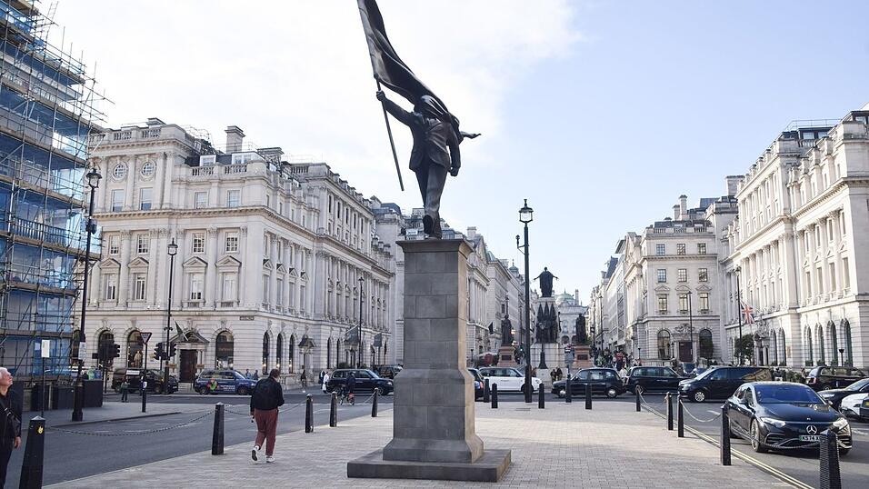 Die Statue steht am Waterloo Place im Zentrum Londons.