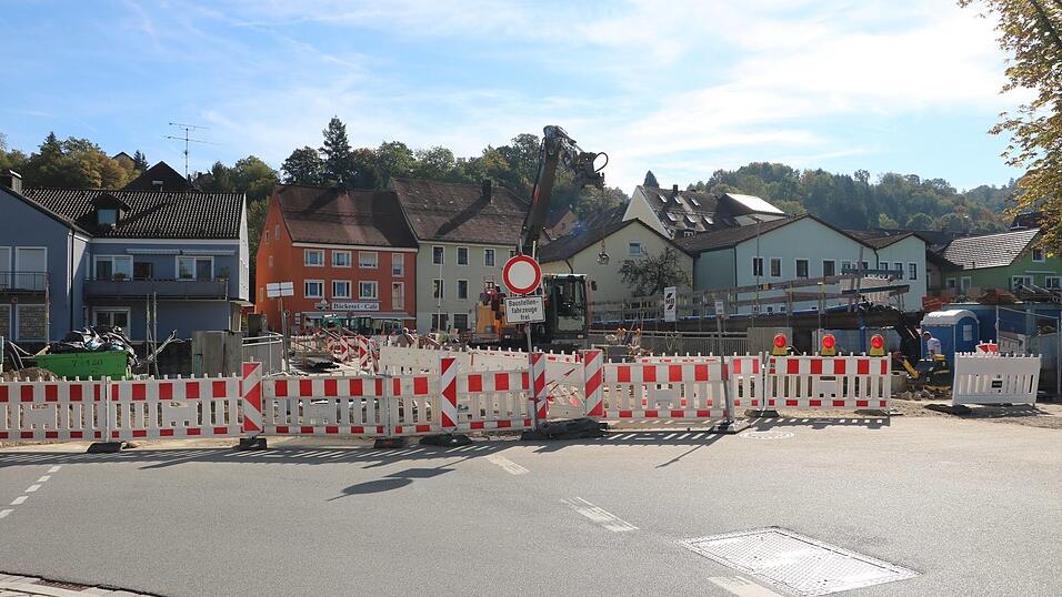 Die ewige Baustelle: Die Bogener brauchen weiter Geduld. Die Freigabe der Nepomukbrücke verzögert sich erneut. Die ewige Baustelle: Die Bogener brauchen weiter Geduld. Die Freigabe der Nepomukbrücke verzögert sich erneut.