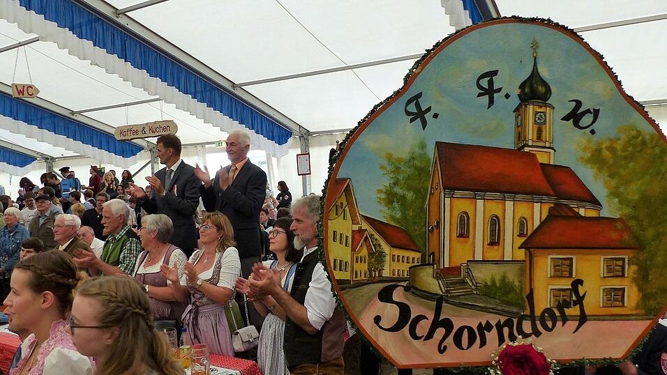 Zwei stolze Schirmherren auf der Bierbank: Alois Schichtl und Josef Himmelsto&szlig;.