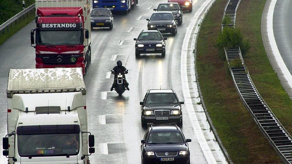 Stau am Montagvormittag auf der Autobahn A92 bei Eching im Landkreis Freising. (Symbolbild) Stau am Montagvormittag auf der Autobahn A92 bei Eching im Landkreis Freising. (Symbolbild)