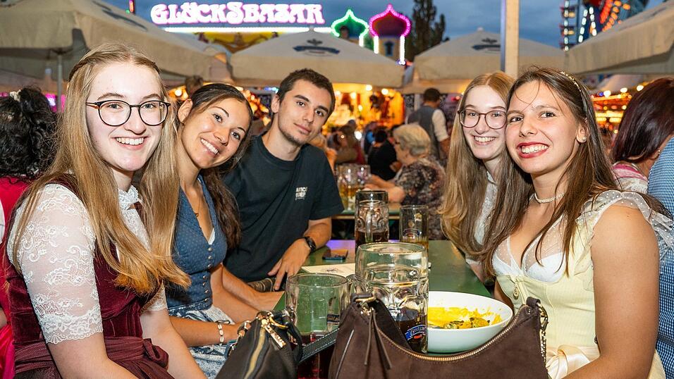 Die Partybilder vom Montag, 17. August, aus dem Festzelt Reisinger. Die Partybilder vom Montag, 17. August, aus dem Festzelt Reisinger.