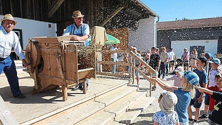 Auch die Windmühle kam zum Einsatz beim Brauchtumsdreschfest. Diese reinigte das Getreide von der Streu. Auch die Windmühle kam zum Einsatz beim Brauchtumsdreschfest. Diese reinigte das Getreide von der Streu.