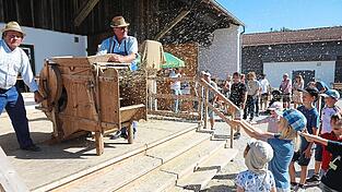 Auch die Windm&uuml;hle kam zum Einsatz beim Brauchtumsdreschfest. Diese reinigte das Getreide von der Streu.