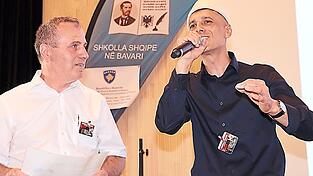 Der Ukrainer Alex Lekaj (r.) berichtete von der Geschichte der ausgewanderten Albaner in die Ukraine, natürlich in albanischer Sprache.