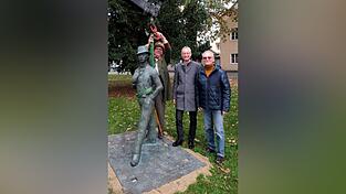 Zweimal Bruder Straubinger (hinten Holger Frischhut) mit Oberbürgermeister Markus Pannermayr und Bauhofleiter Klaus Stegmann (v.l). Foto: Ulli Scharrer
