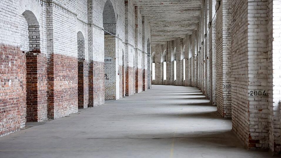 Im Innern ist die Kongresshalle ein Rohbau. Nun soll sie so ausgebaut werden, dass sie Theater-Foyer, Ateliers, Werkst&auml;tten und Ausstellungsr&auml;ume beherbergen kann. (Archivbild)