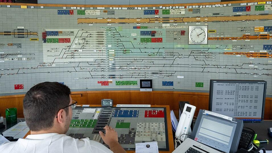 Nicht wenige Stellwerke der Bahn sind bereits 60 oder 70 Jahre alt und k&ouml;nnen nicht mehr mit neuerer Technik ausgestattet werden. Dann hilft nur der Neubau.
