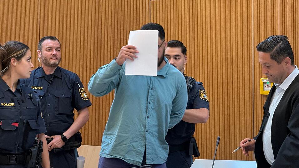 Der 25-J&auml;hrige ist unter anderem wegen zweifachen Mordes angeklagt. (Archivbild)