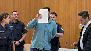 Der 25-J&auml;hrige ist unter anderem wegen zweifachen Mordes angeklagt. (Archivbild)