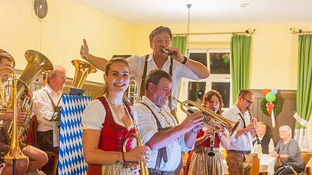Am Abend ging die Jubil&auml;umsparty weiter mit Musik der Perlh&uuml;tter Musikanten.