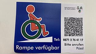 Jeder Aufkleber wird mit individuellen Informationen zum Lokal oder Geschäft angepasst. Und er ist in zwei Versionen erhältlich: Er kann von innen und von außen an Scheiben kleben.