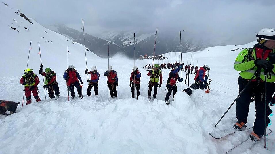 Mehr als 60 Rettungskräfte waren bei der Suche im Einsatz. Mehr als 60 Rettungskräfte waren bei der Suche im Einsatz.