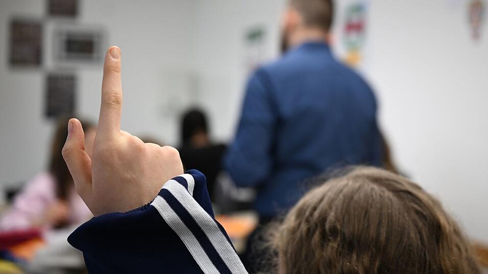 Nicht immer melden sich Schüler so brav: Immer mehr Lehrkräfte nehmen das Verhalten im Klassenzimmer als Belastung wahr. (Symbolbild) Nicht immer melden sich Schüler so brav: Immer mehr Lehrkräfte nehmen das Verhalten im Klassenzimmer als Belastung wahr. (Symbolbild)