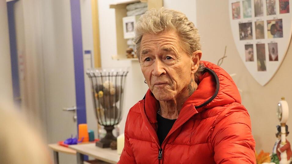 Peter Maffay besuchte am Samstag das Seniorenheim St. Nikola in Straubing. Peter Maffay besuchte am Samstag das Seniorenheim St. Nikola in Straubing.