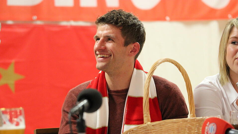 Thomas Müller besuchte am Sonntagnachmittag den 'FC Bayern-Fanclub Straubing '93'. (Foto: Fabian Roßmann) Thomas Müller besuchte am Sonntagnachmittag den 'FC Bayern-Fanclub Straubing '93'. (Foto: Fabian Roßmann)