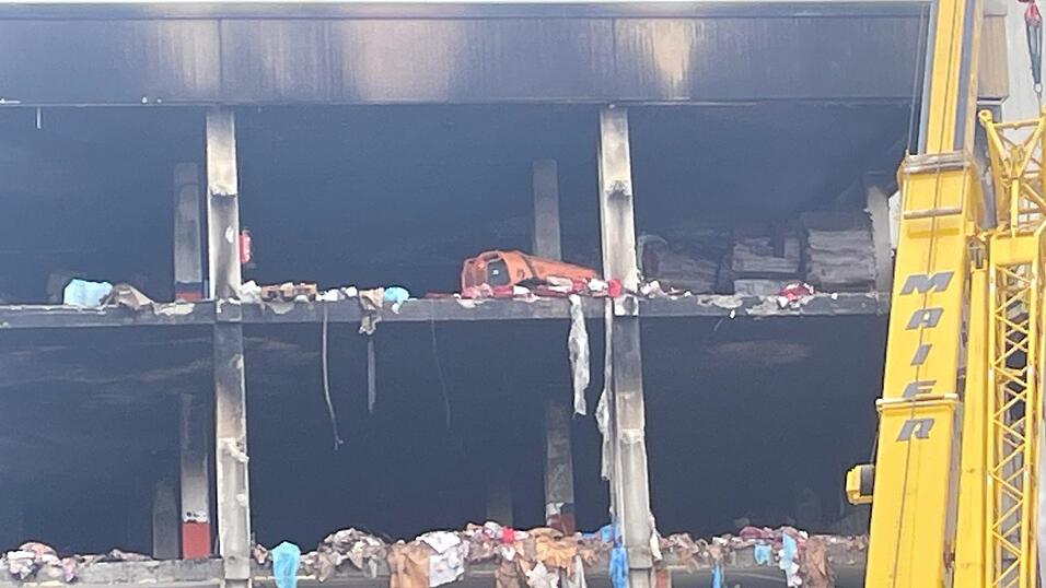 Die Lage am Dienstagmorgen: Raupenfahrzeuge schieben Glutnester aus dem Geb&auml;ude.&nbsp;