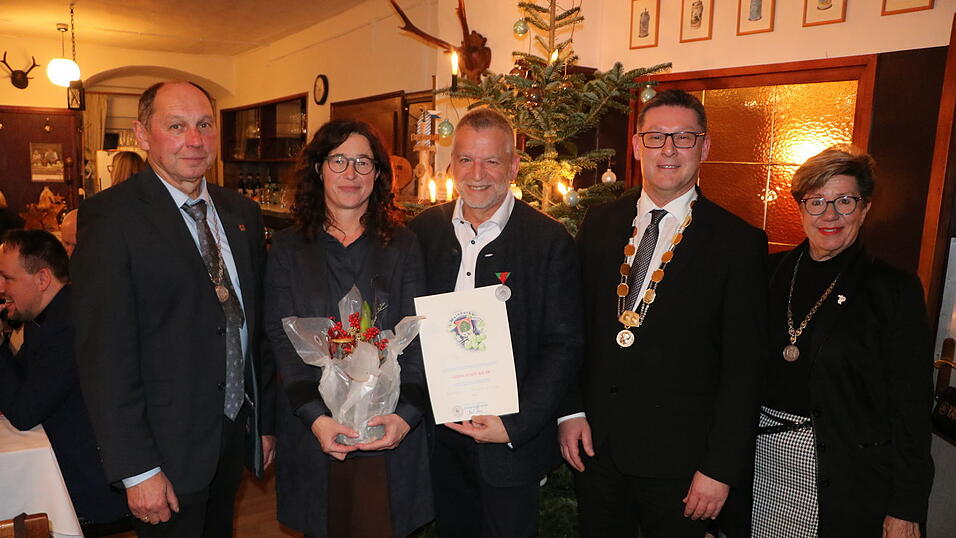 Hohe Auszeichnung: Die Bürgermedaille in Silber überreichte Bürgermeister Helmut Fichtner mit Amtskette zusammen mit seiner Stellvertreterin Hannelore Langwieser (rechts) und drittem Bürgermeister Konrad Pöppel (links) an Robin Bauer (Mitte), Blumen an dessen Lebensgefährtin Bettina Burger. Hohe Auszeichnung: Die Bürgermedaille in Silber überreichte Bürgermeister Helmut Fichtner mit Amtskette zusammen mit seiner Stellvertreterin Hannelore Langwieser (rechts) und drittem Bürgermeister Konrad Pöppel (links) an Robin Bauer (Mitte), Blumen an dessen Lebensgefährtin Bettina Burger.