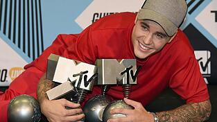 Justin Biber konnte fünf Awards mit nach Hause nehmen. Justin Biber konnte fünf Awards mit nach Hause nehmen.