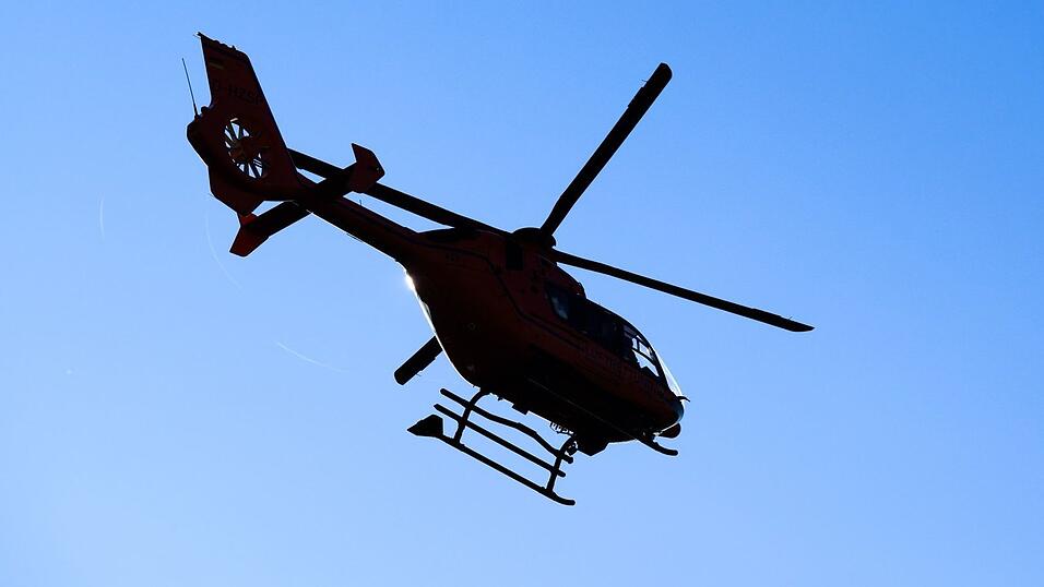 Der Motorradfahrer wurde mit dem Hubschrauber in ein Klinikum geflogen. (Symbolbild) Der Motorradfahrer wurde mit dem Hubschrauber in ein Klinikum geflogen. (Symbolbild)