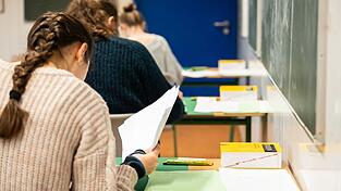 Prüfungen sind stressig, aber aus den Schulen kaum wegzudenken. Was tun? (Symbolbild)