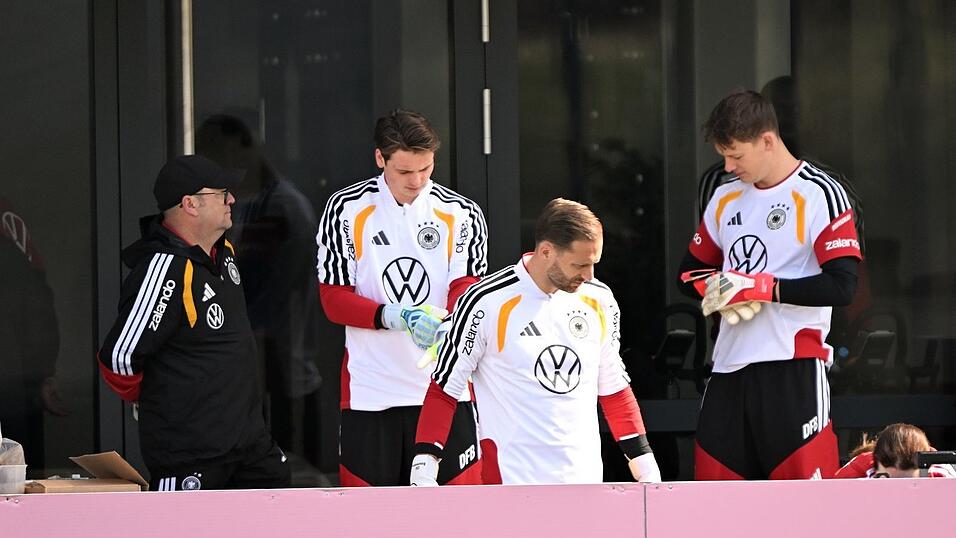 Oliver Baumann (M) bereitet sich mit Jonas Urbig (2.v.l) und Alexander N&uuml;bel (r) auf das Training vor.