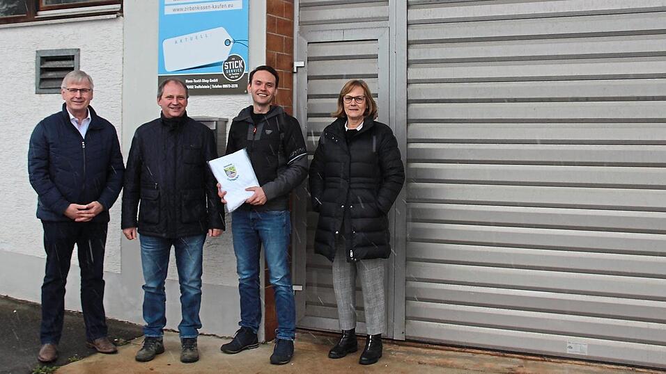 Bürgermeister Helmut Heumann und seine Stellvertreterin Christa Bucher freuen sich, dass sich Hans und Johannes Mages (Zweiter von rechts) für Treffelstein als neuen Firmenstandort entschieden haben. Bürgermeister Helmut Heumann und seine Stellvertreterin Christa Bucher freuen sich, dass sich Hans und Johannes Mages (Zweiter von rechts) für Treffelstein als neuen Firmenstandort entschieden haben.