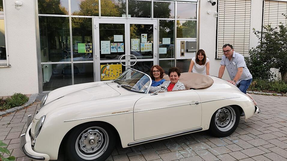 Rektorin Kerstin Letzel und Hausmeister Richard Kauer geben den beiden Ausscheidern Ingrid Kakavand (li.) und Waltraud Eckl Starthilfe.