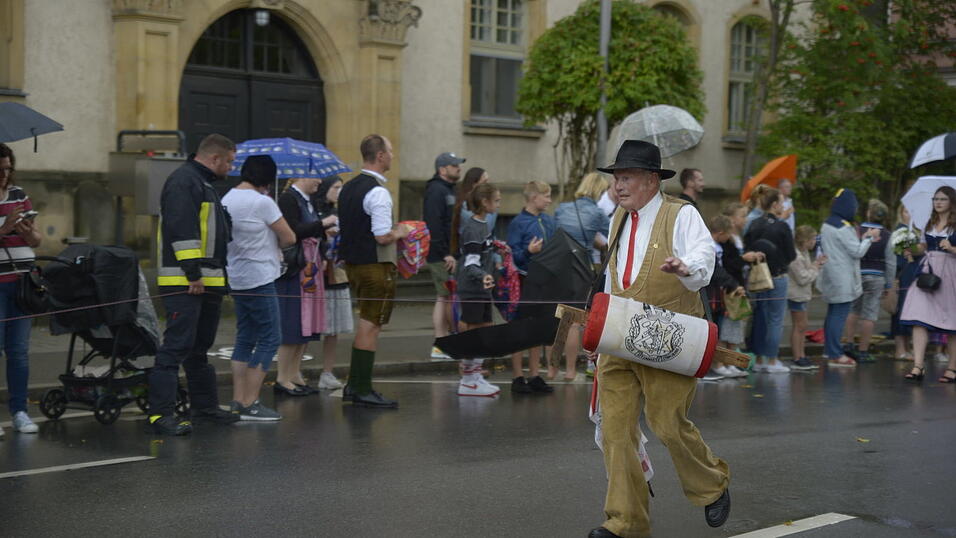 Zahlreiche Musik- und Trachtengruppen zogen nach dreij&auml;hriger Pause am Freitagabend zum Festplatz Am Hagen.&nbsp;