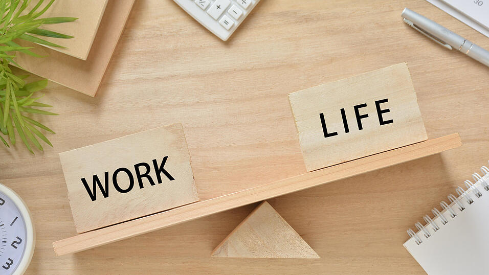 Wohin kippt die Waage? Für viele junge Menschen steht das eigene Leben über ihrer Arbeit. Wohin kippt die Waage? Für viele junge Menschen steht das eigene Leben über ihrer Arbeit.