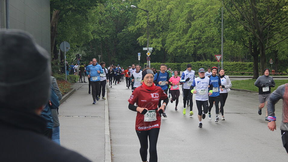 Auch die großen Herzogstadtläufer ließen sich wie schon die Kleinen am Samstag durch das nasskalte Aprilwetter den Spaß am Sport unter freiem Himmel nicht verderben.