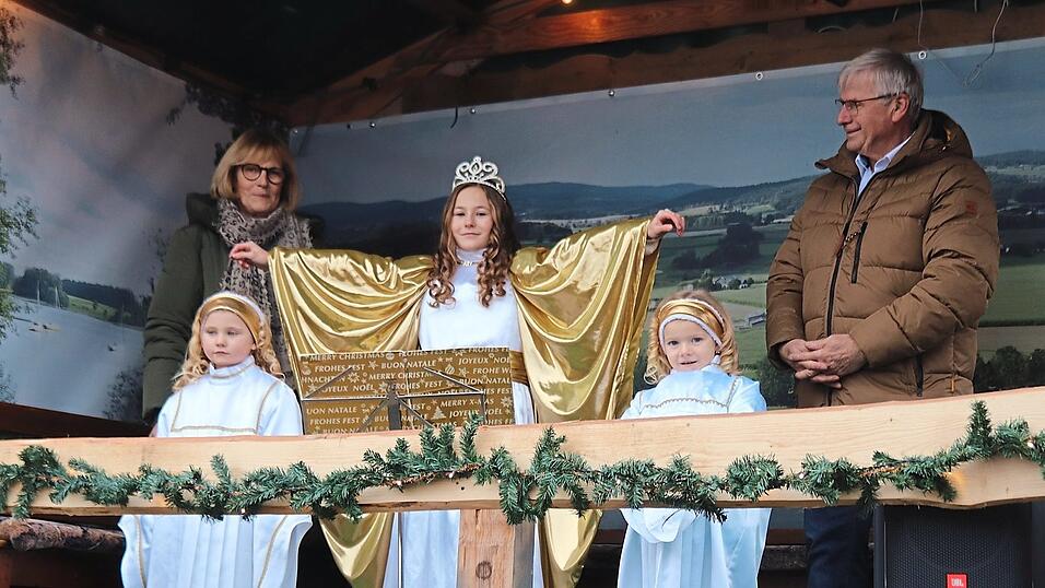 Das Christkind eröffnete mit seinen zwei Engerln, dem Bürgermeister und Christa Bucher die Turmweihnacht.