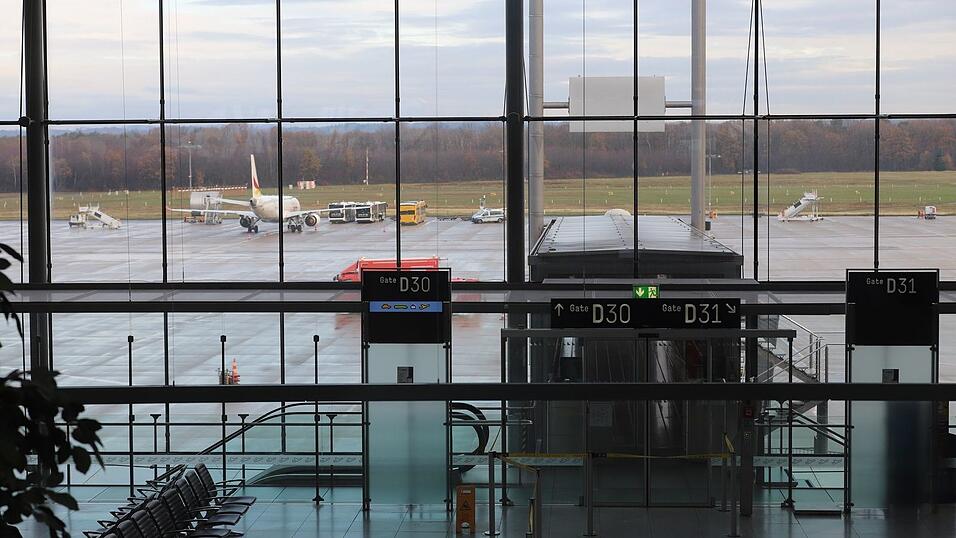 Notausgänge führen zum Rollfeld. Notausgänge führen zum Rollfeld.