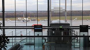 Notausgänge führen zum Rollfeld. Notausgänge führen zum Rollfeld.