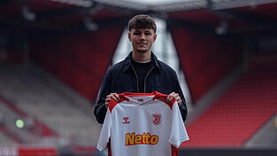 Jakob Seibold hat beim SSV Jahn Regensburg seinen ersten Profivertrag unterschrieben.