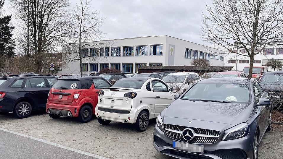 Parkpl&auml;tze sind Mangelware am Schulberg, weil auch viele Sch&uuml;ler mit ihren Miniautos Stellfl&auml;chen brauchen.