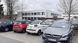 Parkpl&auml;tze sind Mangelware am Schulberg, weil auch viele Sch&uuml;ler mit ihren Miniautos Stellfl&auml;chen brauchen.