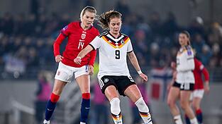 Oft einen Schritt schneller: Sjoeke N&uuml;sken und die deutschen Fu&szlig;ballerinnen.