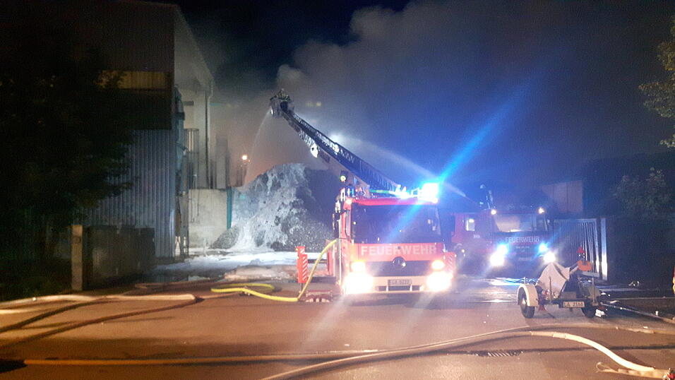 3. Juni : Großbrand: In der Recyclingfirma Koslow in Wörth bricht am Abend in einem Mischschrotthaufen Feuer aus. Die Löscharbeiten dauern bis 5 Uhr früh. Eine riesige Rauchwolke zieht Richtung Wohngebiet und zum Teil über die Landkreisgrenze hinweg. Die Einsatzlage schrammt knapp am Katastrophenfall vorbei. Eine Evakuierung wird überlegt, dann aber doch verworfen. Eine Anwohnerin wird, wie sich später herausstellt, durch die Rauchgase leicht verletzt.